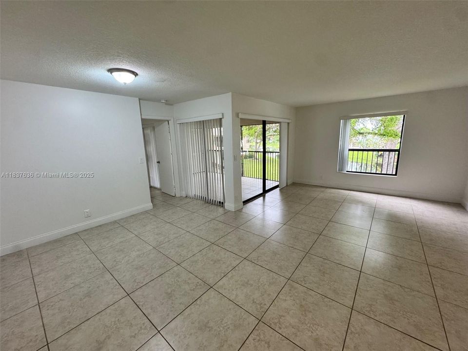 For Sale: $255,000 (2 beds, 2 baths, 982 Square Feet)