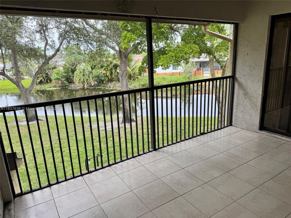 For Sale: $255,000 (2 beds, 2 baths, 982 Square Feet)