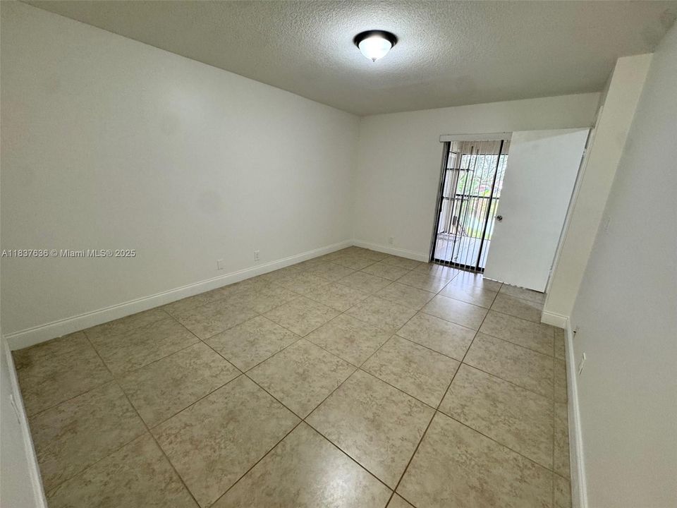 For Sale: $255,000 (2 beds, 2 baths, 982 Square Feet)