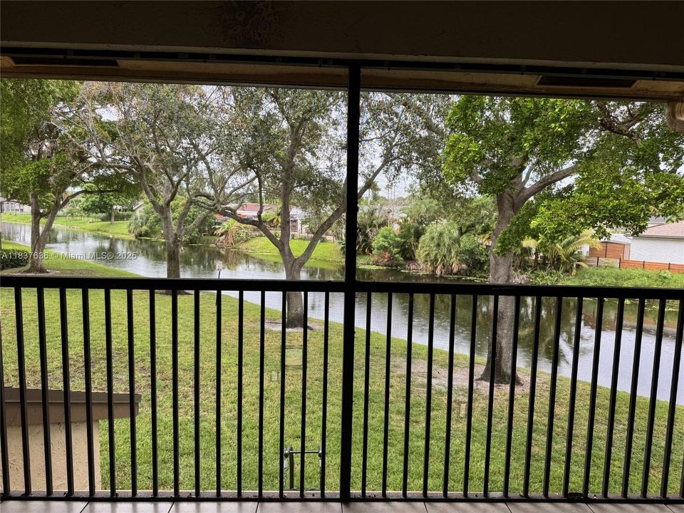 For Sale: $255,000 (2 beds, 2 baths, 982 Square Feet)