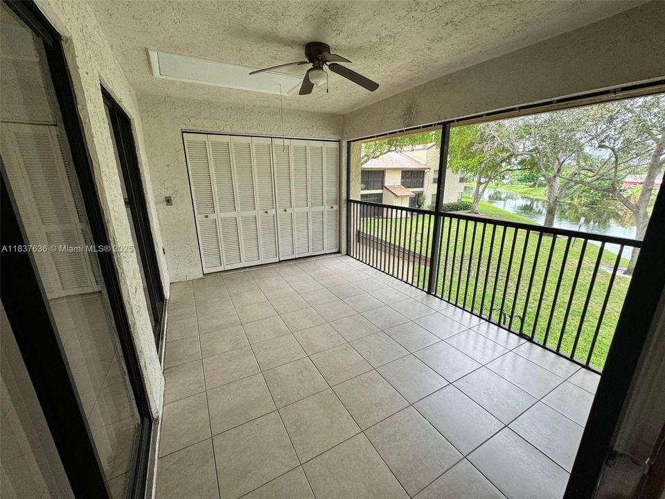 For Sale: $255,000 (2 beds, 2 baths, 982 Square Feet)