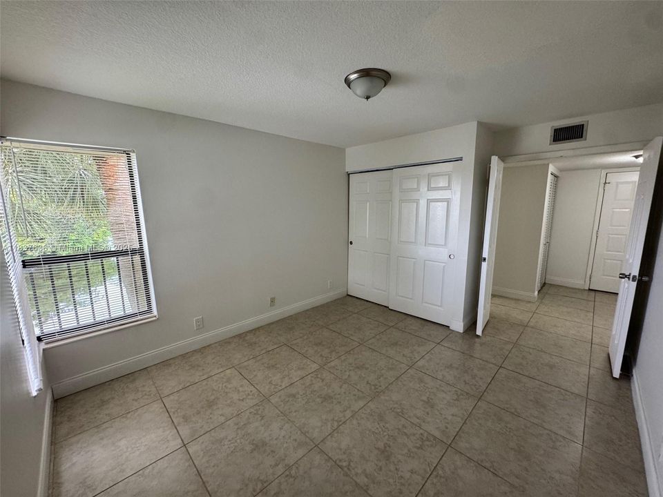 For Sale: $255,000 (2 beds, 2 baths, 982 Square Feet)