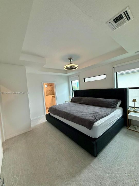 En Venta: $998,000 (4 camas, 3 baños, 2130 Pies cuadrados)