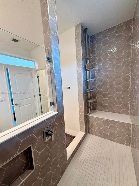 En Venta: $998,000 (4 camas, 3 baños, 2130 Pies cuadrados)