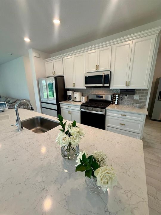 En Venta: $998,000 (4 camas, 3 baños, 2130 Pies cuadrados)