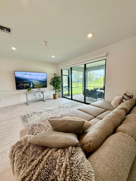 En Venta: $998,000 (4 camas, 3 baños, 2130 Pies cuadrados)