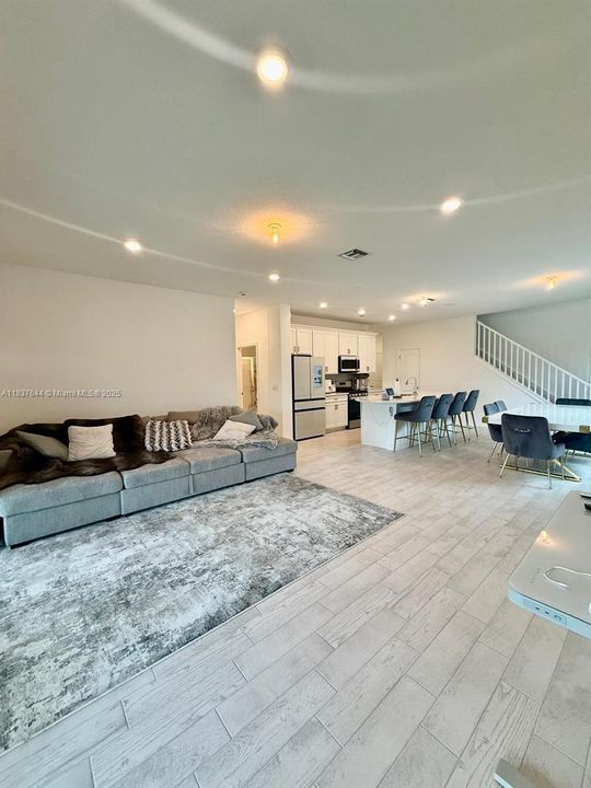 En Venta: $998,000 (4 camas, 3 baños, 2130 Pies cuadrados)