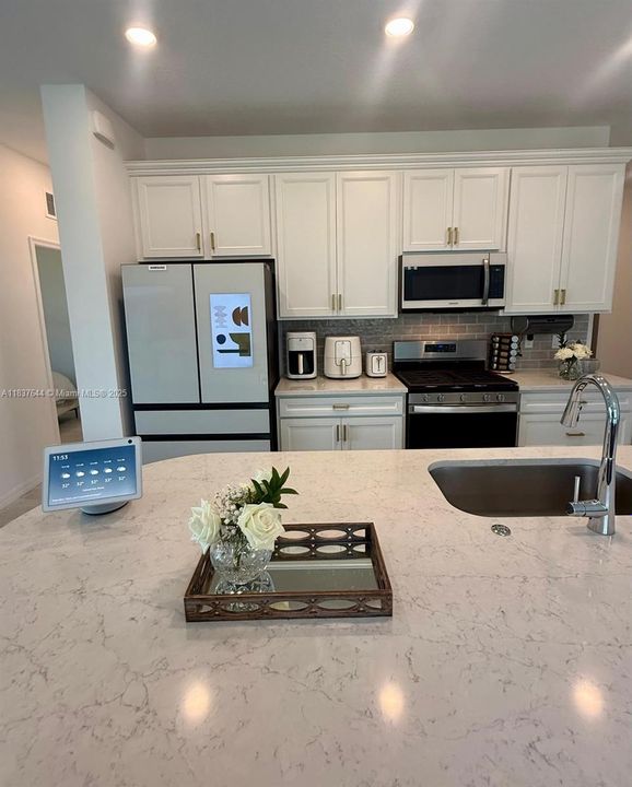 En Venta: $998,000 (4 camas, 3 baños, 2130 Pies cuadrados)
