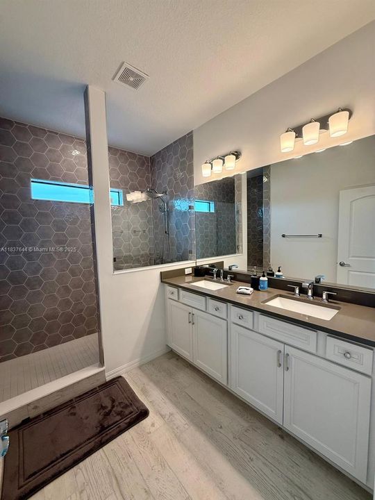 En Venta: $998,000 (4 camas, 3 baños, 2130 Pies cuadrados)