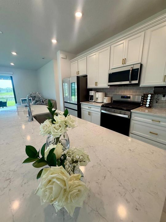 En Venta: $998,000 (4 camas, 3 baños, 2130 Pies cuadrados)