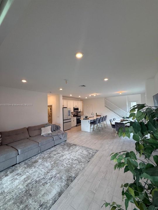 En Venta: $998,000 (4 camas, 3 baños, 2130 Pies cuadrados)