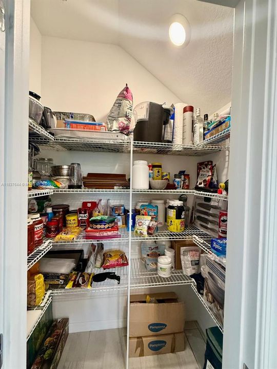 En Venta: $998,000 (4 camas, 3 baños, 2130 Pies cuadrados)