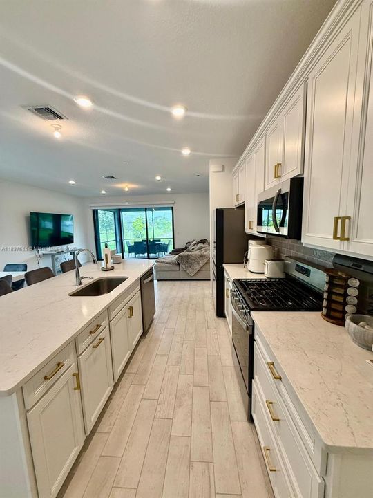 En Venta: $998,000 (4 camas, 3 baños, 2130 Pies cuadrados)