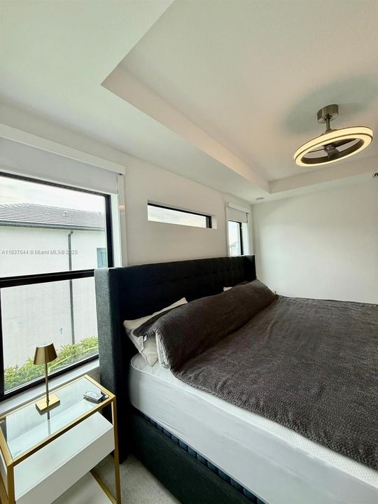 En Venta: $998,000 (4 camas, 3 baños, 2130 Pies cuadrados)