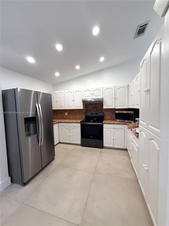 Recently Rented: $3,300 (3 beds, 2 baths, 1398 Square Feet)