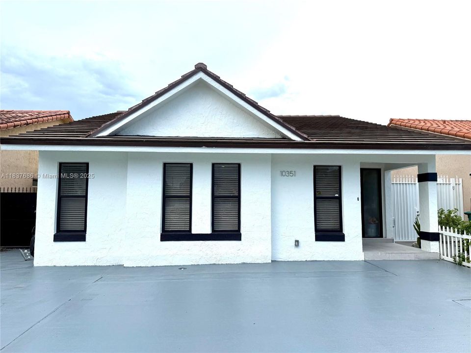 Recently Rented: $3,300 (3 beds, 2 baths, 1398 Square Feet)