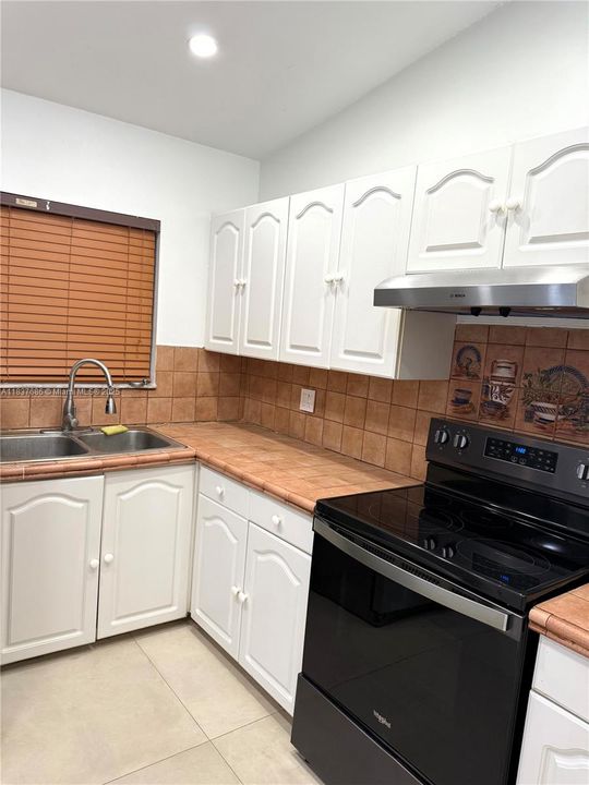 Recently Rented: $3,300 (3 beds, 2 baths, 1398 Square Feet)