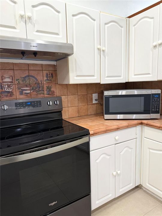 Recently Rented: $3,300 (3 beds, 2 baths, 1398 Square Feet)