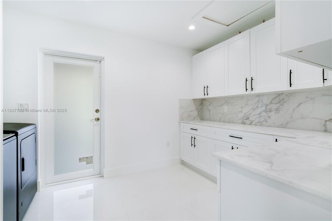 Butler's pantry / laundry room