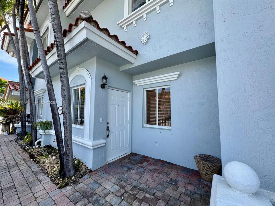 For Sale: $445,000 (2 beds, 1 baths, 1162 Square Feet)