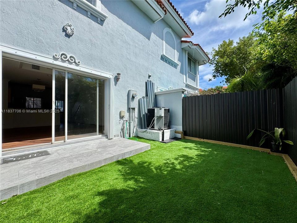 For Sale: $445,000 (2 beds, 1 baths, 1162 Square Feet)