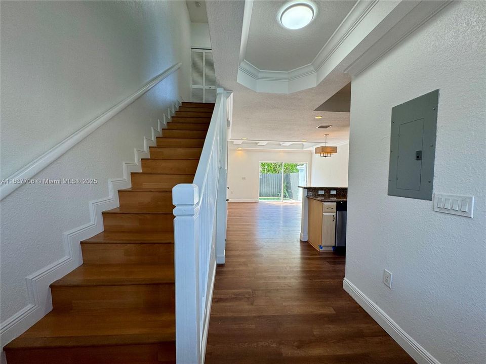 For Sale: $445,000 (2 beds, 1 baths, 1162 Square Feet)