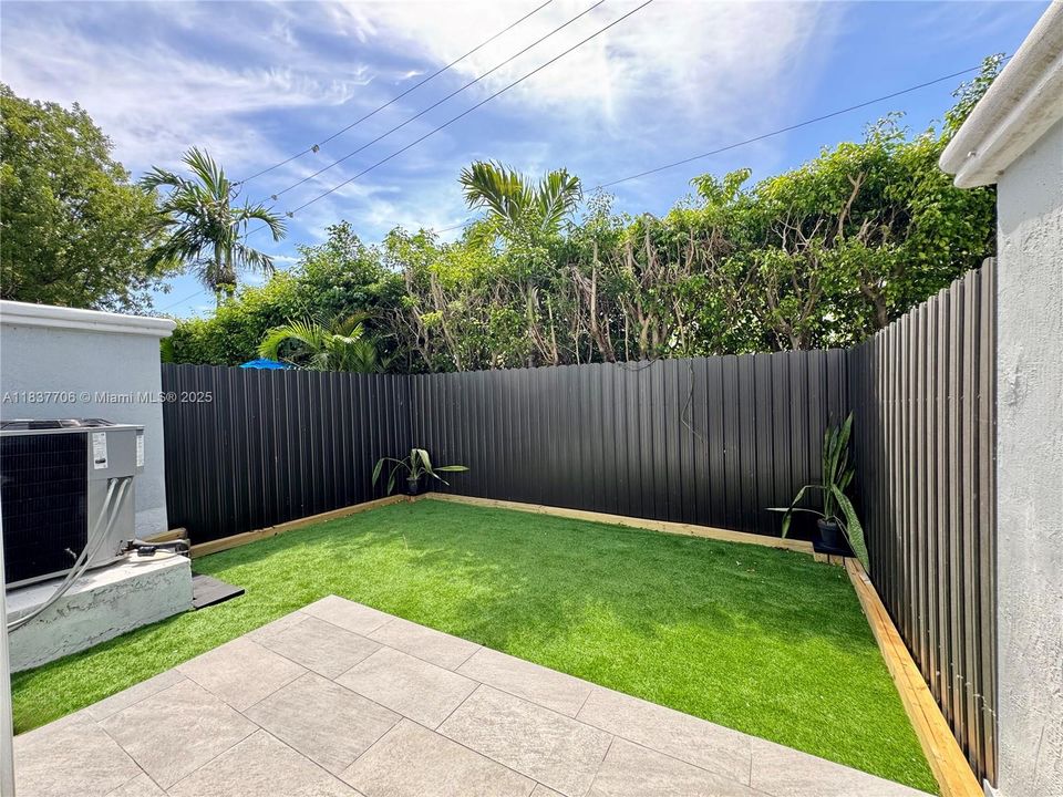 For Sale: $445,000 (2 beds, 1 baths, 1162 Square Feet)