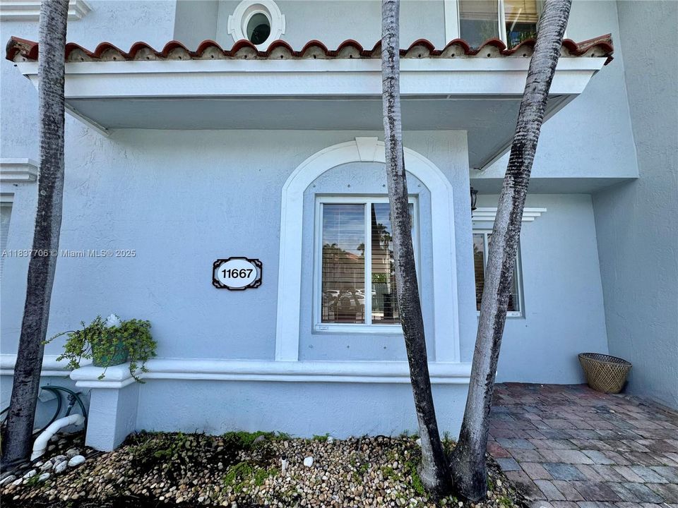 For Sale: $445,000 (2 beds, 1 baths, 1162 Square Feet)