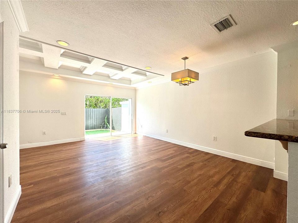 For Sale: $445,000 (2 beds, 1 baths, 1162 Square Feet)