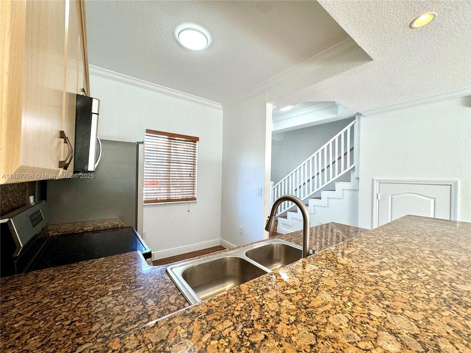 For Sale: $445,000 (2 beds, 1 baths, 1162 Square Feet)