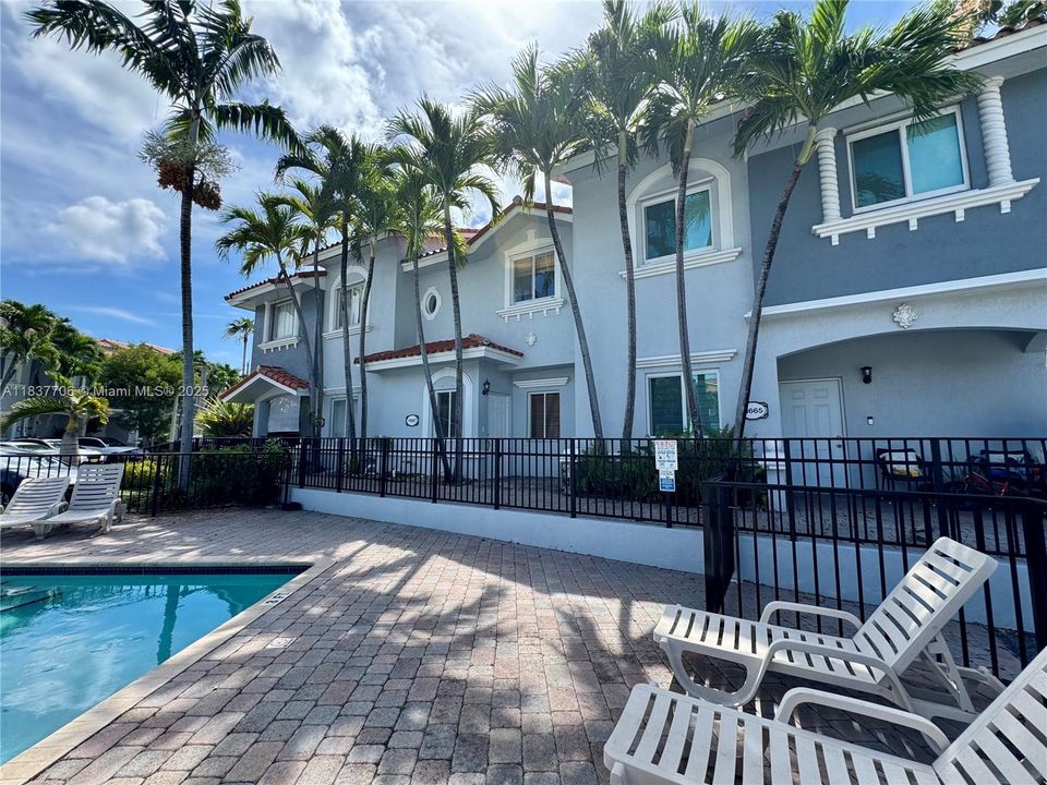 For Sale: $445,000 (2 beds, 1 baths, 1162 Square Feet)