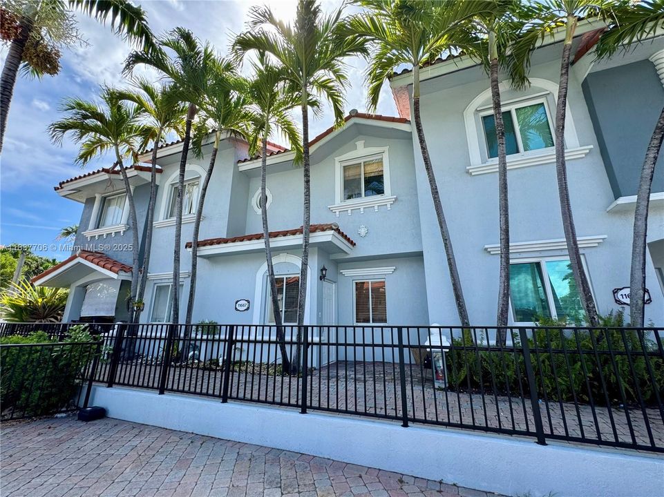 For Sale: $445,000 (2 beds, 1 baths, 1162 Square Feet)