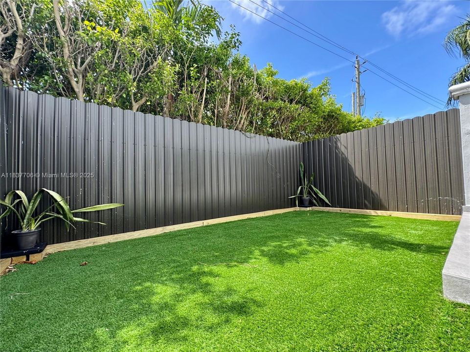 For Sale: $445,000 (2 beds, 1 baths, 1162 Square Feet)