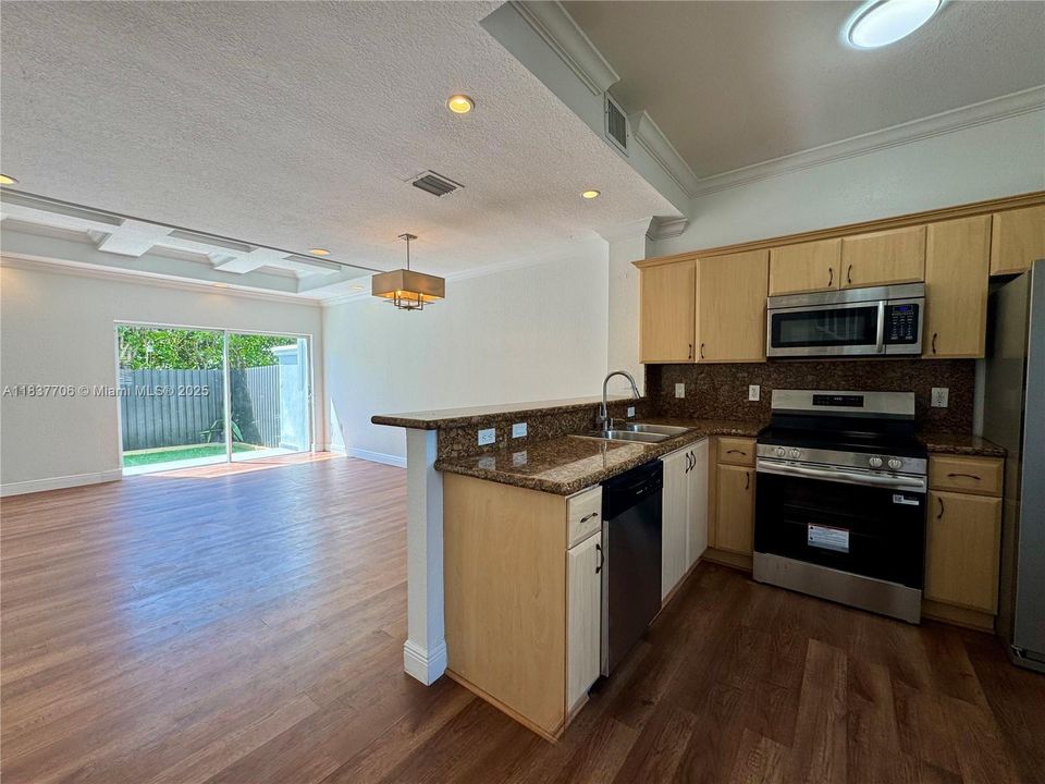 For Sale: $445,000 (2 beds, 1 baths, 1162 Square Feet)