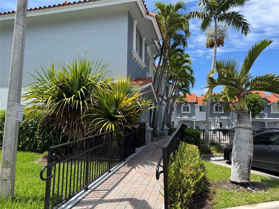 For Sale: $445,000 (2 beds, 1 baths, 1162 Square Feet)