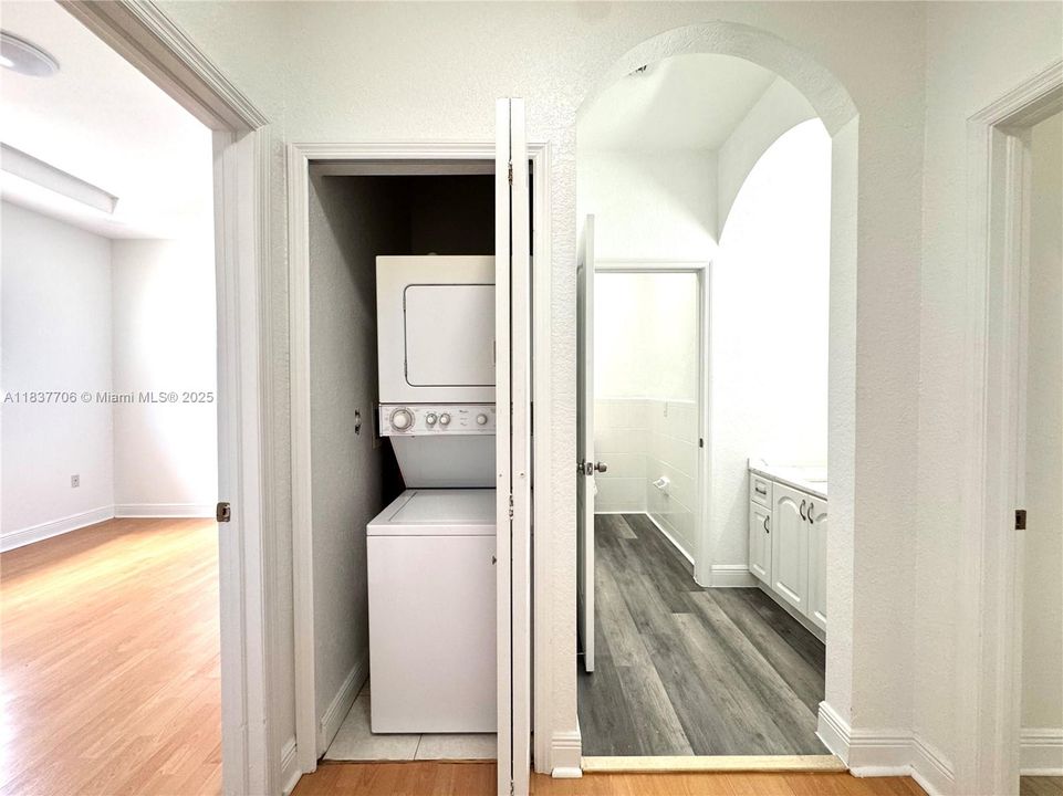 For Sale: $445,000 (2 beds, 1 baths, 1162 Square Feet)