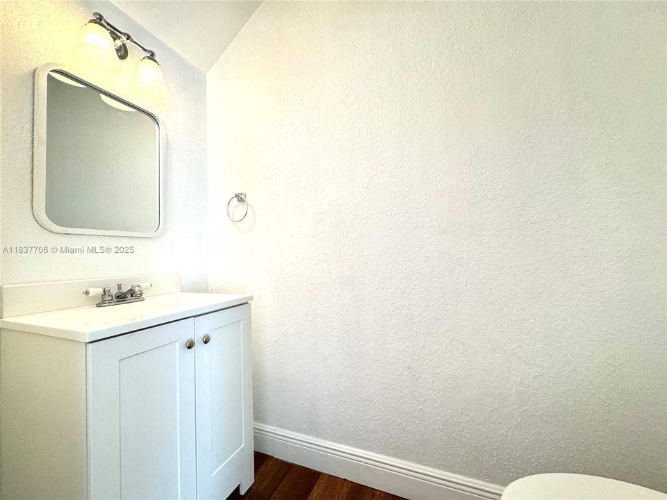 For Sale: $445,000 (2 beds, 1 baths, 1162 Square Feet)