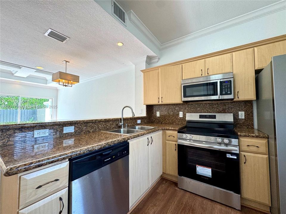 For Sale: $445,000 (2 beds, 1 baths, 1162 Square Feet)
