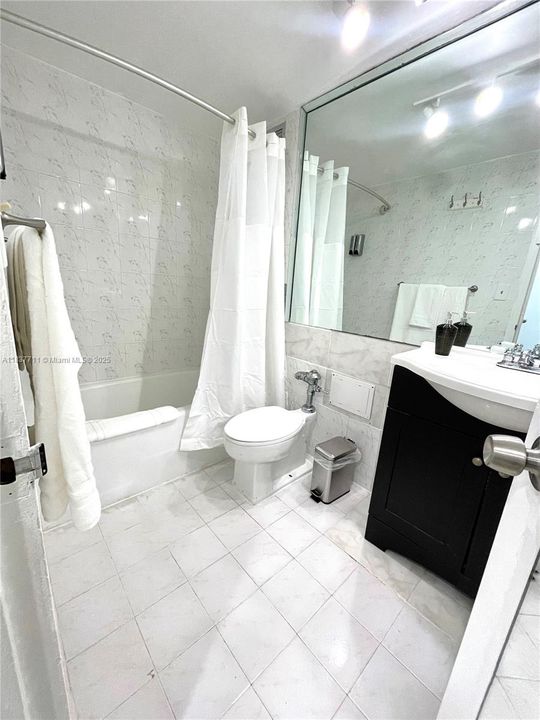 待售: $320,000 (0 贝兹, 1 浴室, 400 平方英尺)