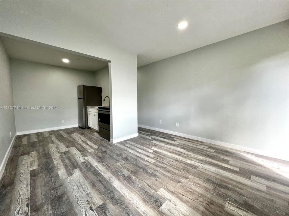 Recently Rented: $1,675 (2 beds, 1 baths, 3072 Square Feet)