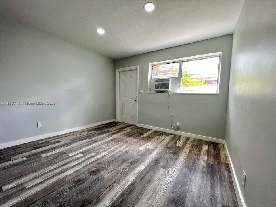 Recently Rented: $1,675 (2 beds, 1 baths, 3072 Square Feet)