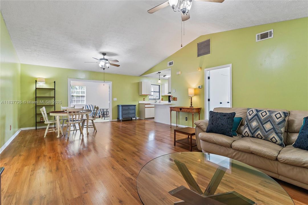 最近租的: $2,750 (3 贝兹, 2 浴室, 1472 平方英尺)