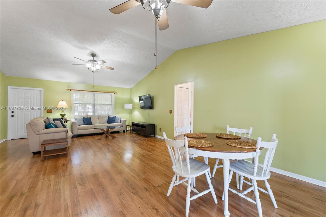 最近租的: $2,750 (3 贝兹, 2 浴室, 1472 平方英尺)