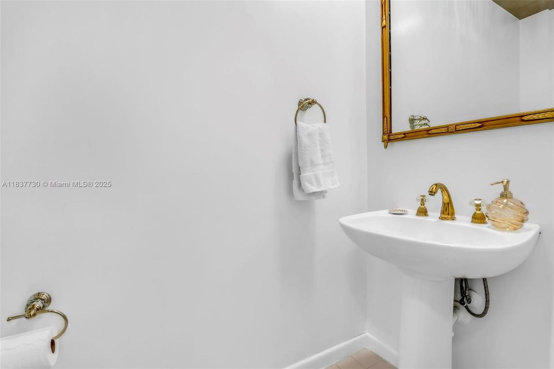 Recently Rented: $6,000 (5 beds, 2 baths, 3008 Square Feet)