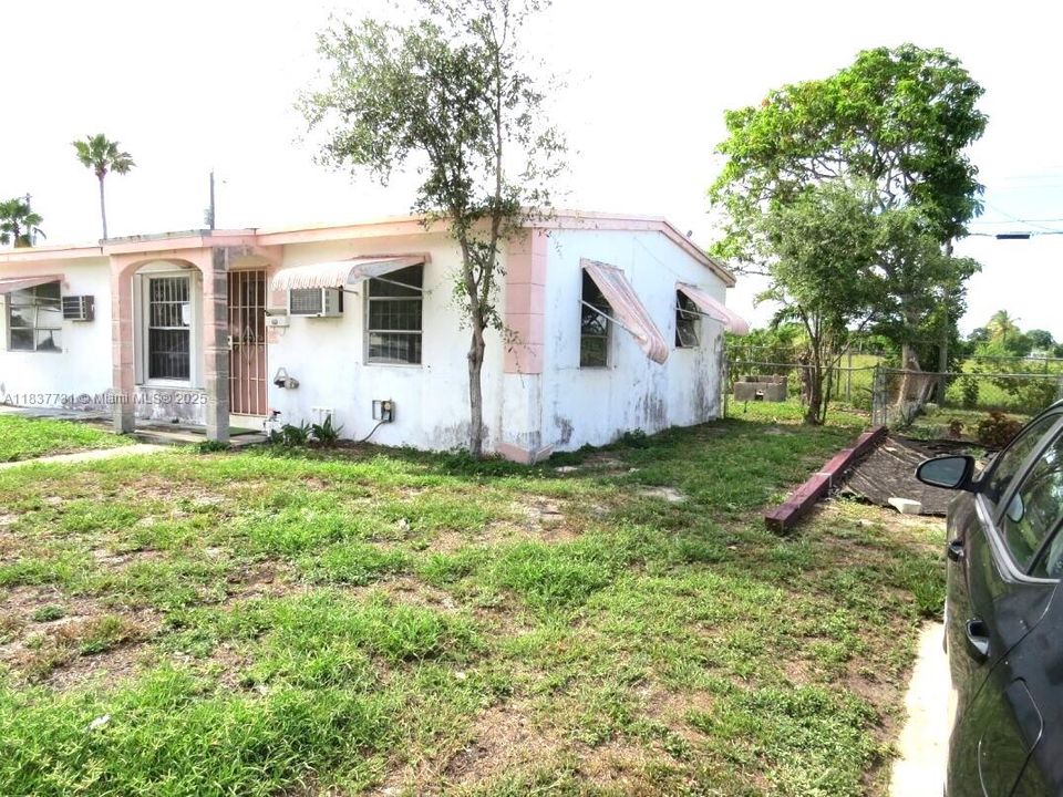 Active With Contract: $269,900 (2 beds, 1 baths, 936 Square Feet)