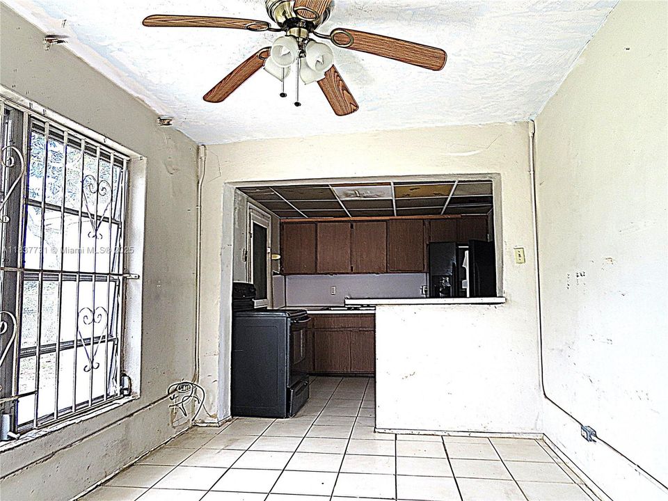 Active With Contract: $269,900 (2 beds, 1 baths, 936 Square Feet)