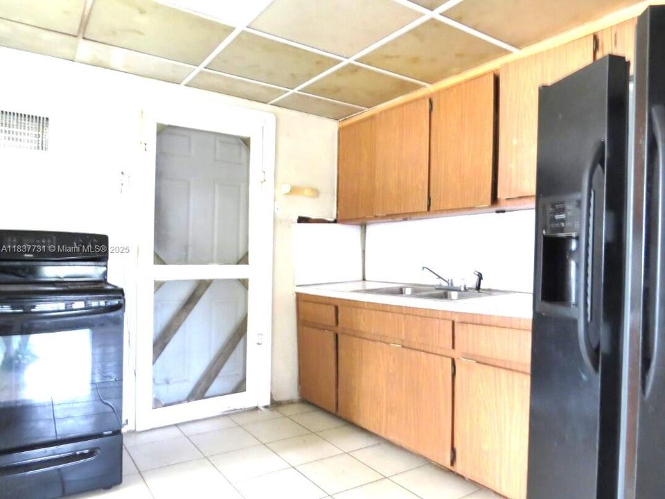 Active With Contract: $269,900 (2 beds, 1 baths, 936 Square Feet)