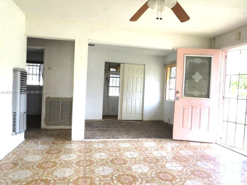 Active With Contract: $269,900 (2 beds, 1 baths, 936 Square Feet)