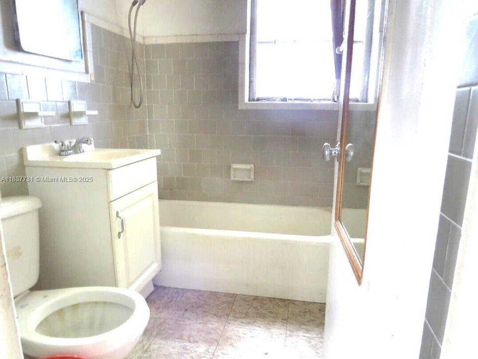 Active With Contract: $269,900 (2 beds, 1 baths, 936 Square Feet)