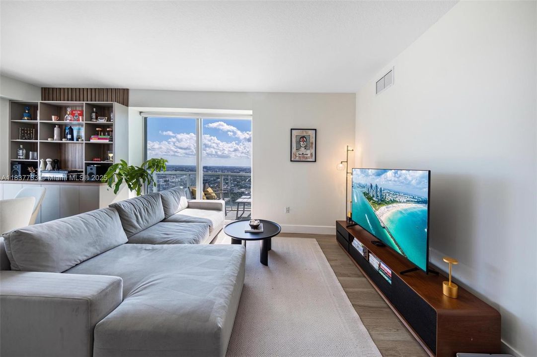 En Venta: $599,000 (2 camas, 2 baños, 1180 Pies cuadrados)